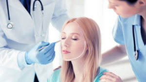 ragazza che si sottopone a medicina estetica