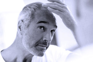 uomo controlla capelli
