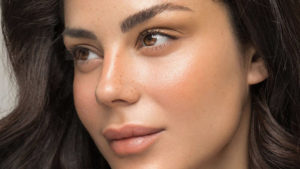 ragazza con filler occhi e viso