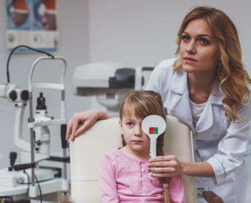 bambina in visita oculistica pediatrica