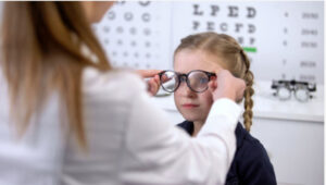 bambina in visita oculistica pediatrica