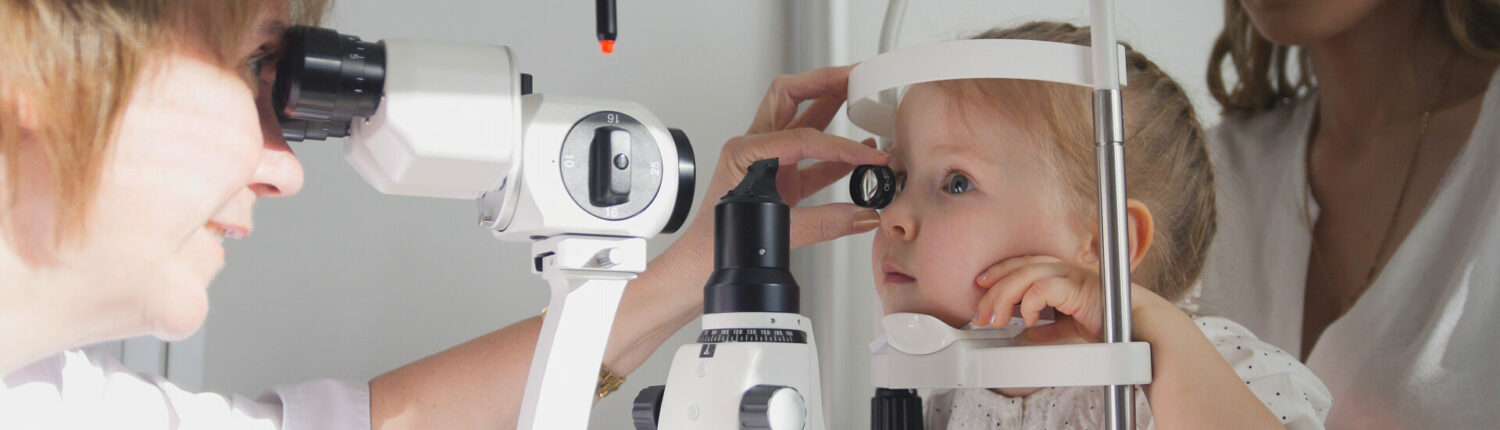 bambina in visita oculistica pediatrica